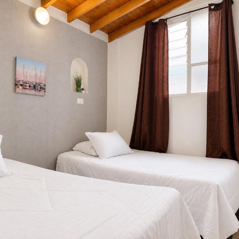 Coliving Compostela - Triple Room with Private Bathroom - 1