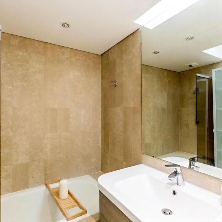 Arc de Triomphe View - Sleeps 7 - Elegant 1BR - Terrace - Appartement 1 Chambre avec Balcon et Vue sur la Ville - 32