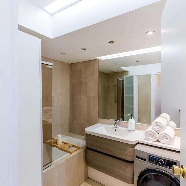 Arc de Triomphe View - Sleeps 7 - Elegant 1BR - Terrace - Appartement 1 Chambre avec Balcon et Vue sur la Ville - 30