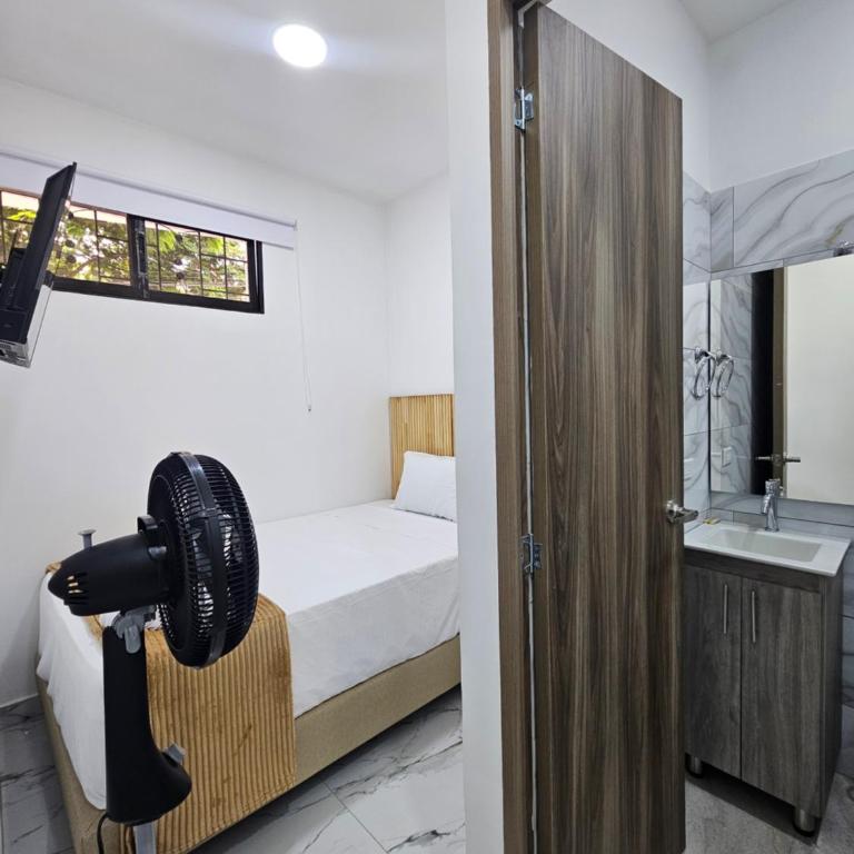 Casa Eterna Campo Valdés - Single Room with Bath - 3