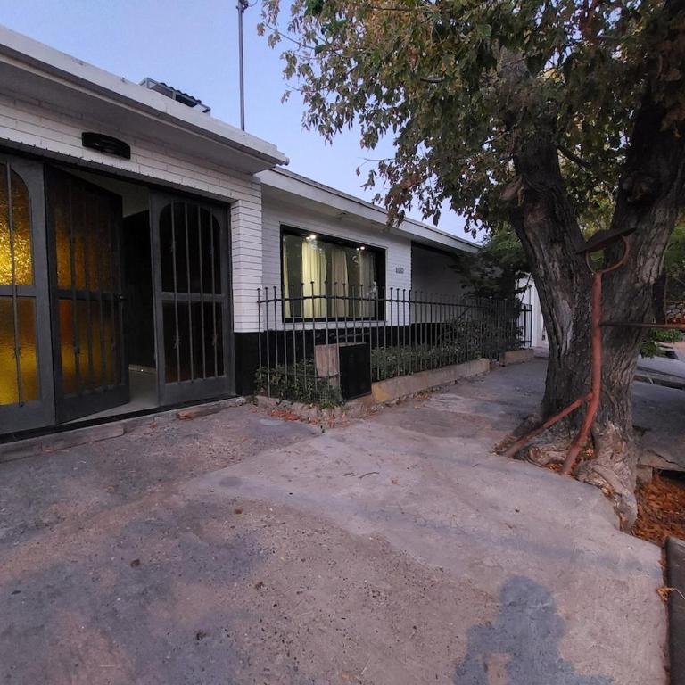 Casa amplia con parrilla a pasitos del parque - Casa de 3 dormitorios - 3