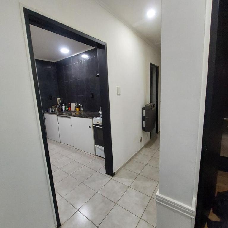 Casa amplia con parrilla a pasitos del parque - Casa de 3 dormitorios - 4