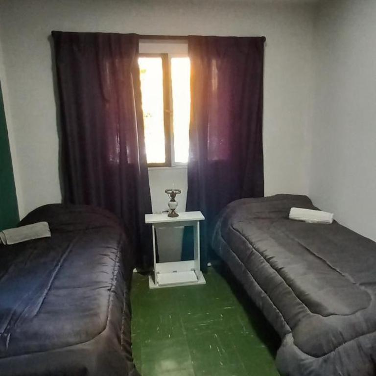 Casa amplia con parrilla a pasitos del parque - Casa de 3 dormitorios - 6