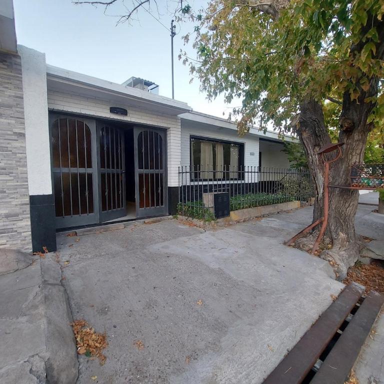 Casa amplia con parrilla a pasitos del parque - Casa de 3 dormitorios - 14