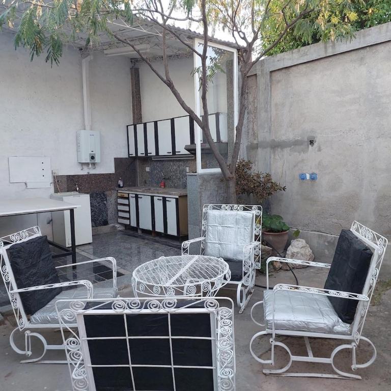 Casa amplia con parrilla a pasitos del parque - Casa de 3 dormitorios - 21