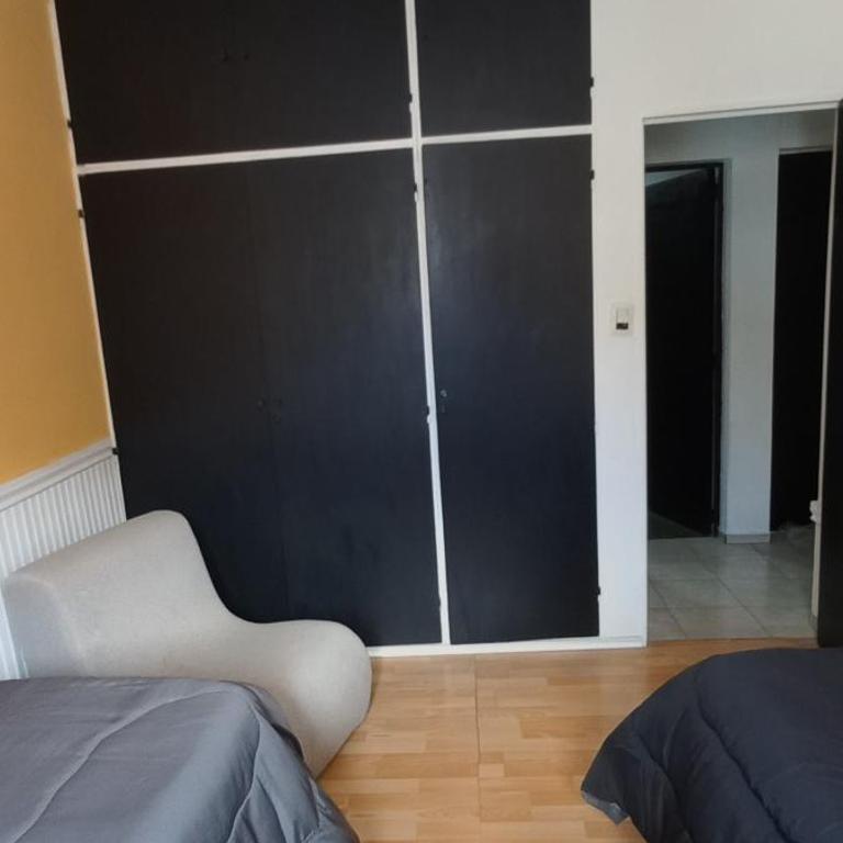 Casa amplia con parrilla a pasitos del parque - Casa de 3 dormitorios - 30