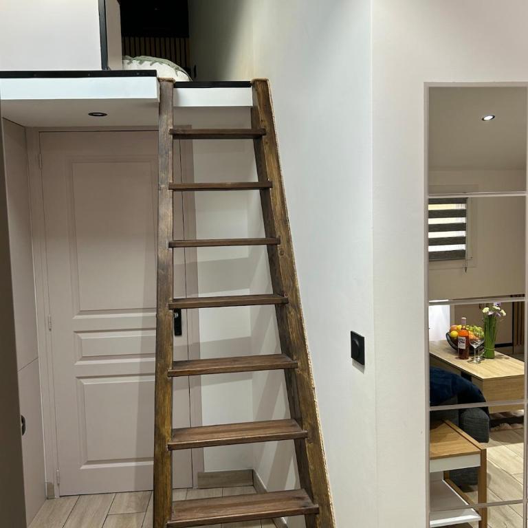 Charming new studio for 4 people - Garibaldi & Tram - Two-Bedroom Apartment - 4