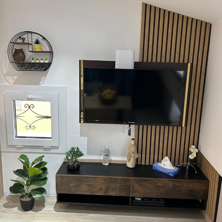 Charming new studio for 4 people - Garibaldi & Tram - Two-Bedroom Apartment - 25