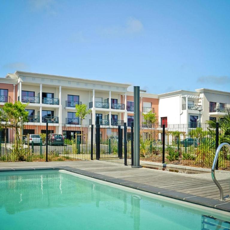 Coastal Stay with Pool in La Baule - One-Bedroom Apartment - 5