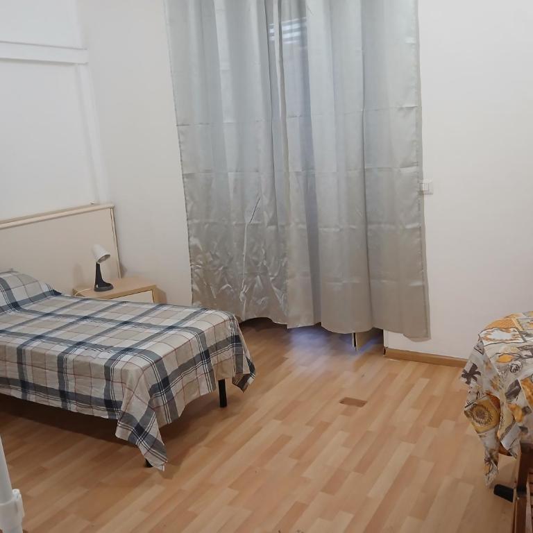 Tri-na-krì-a - Three-Bedroom House - 2