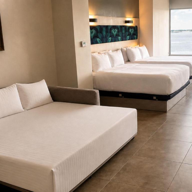 DoubleTree by Hilton Guayaquil - Family Room with Two Queen Beds and One King Sofa Bed - 4