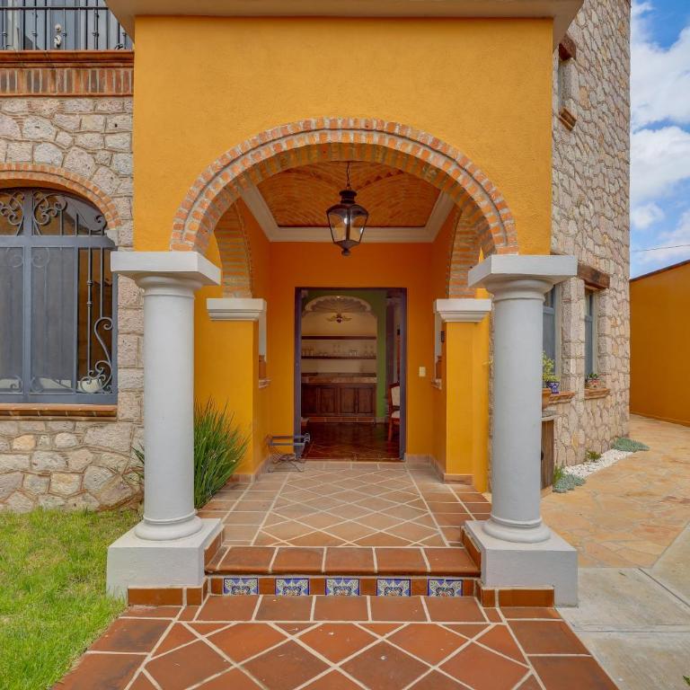 Villa Near Parroquia de San Miguel Arcángel! - Ferienhaus - 5
