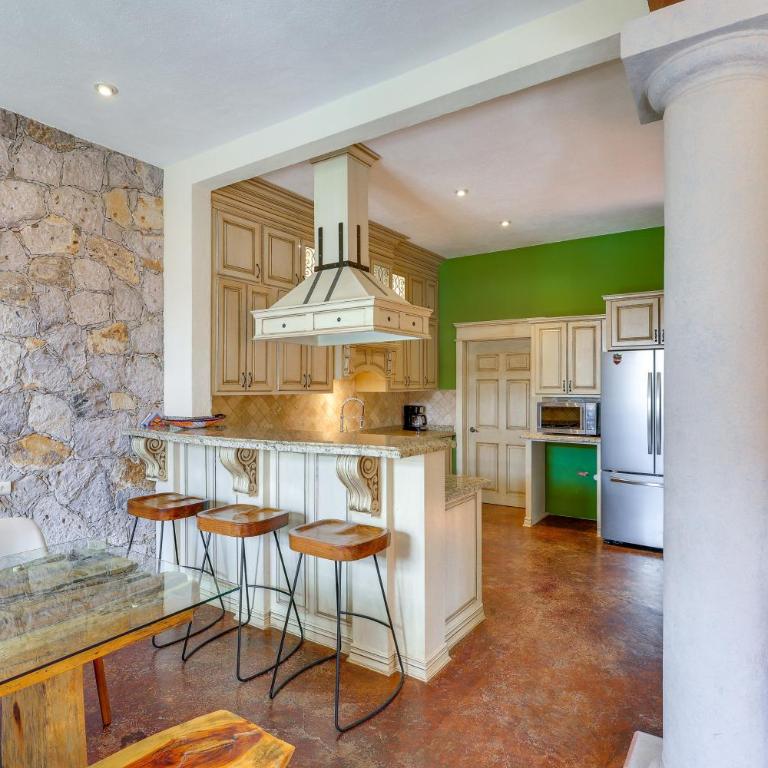 Villa Near Parroquia de San Miguel Arcángel! - Ferienhaus - 8