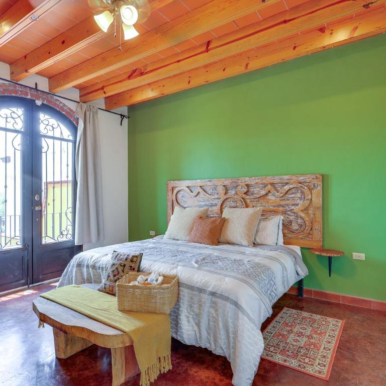 Villa Near Parroquia de San Miguel Arcángel! - Ferienhaus - 16