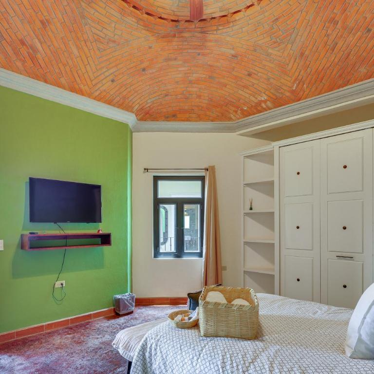 Villa Near Parroquia de San Miguel Arcángel! - Ferienhaus - 20