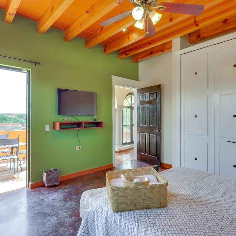 Villa Near Parroquia de San Miguel Arcángel! - Ferienhaus - 22