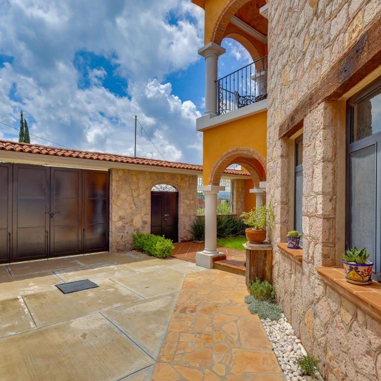 Villa Near Parroquia de San Miguel Arcángel! - Ferienhaus - 25