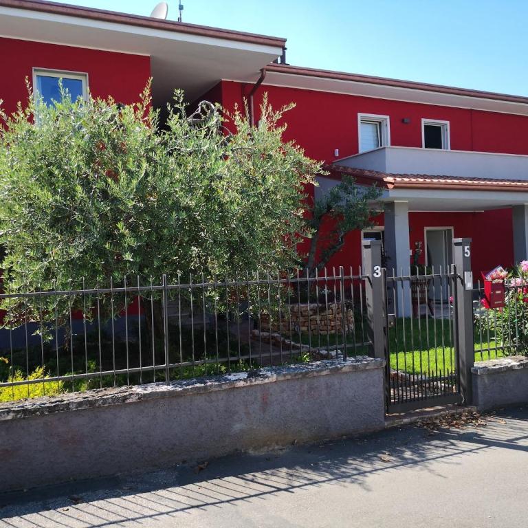 Holiday apartment near the lake, shared swimming pool - Three-Bedroom Vacation Home - 7