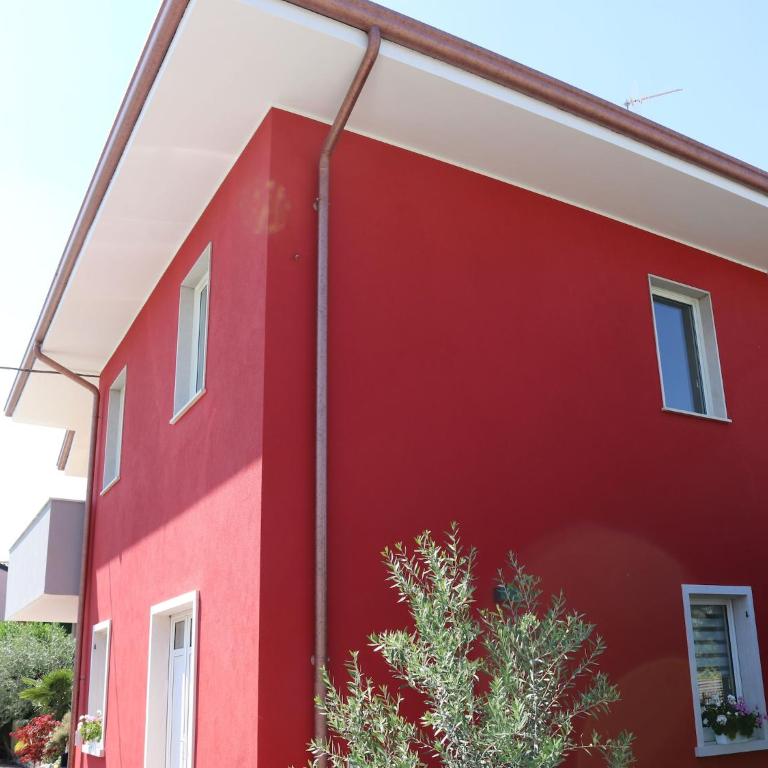 Holiday apartment near the lake, shared swimming pool - Three-Bedroom Vacation Home - 9