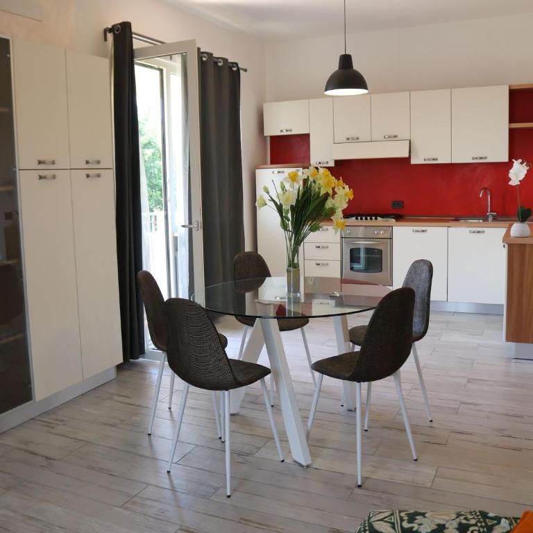 Holiday apartment near the lake, shared swimming pool - Three-Bedroom Vacation Home - 15