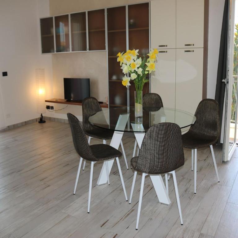 Holiday apartment near the lake, shared swimming pool - Three-Bedroom Vacation Home - 19