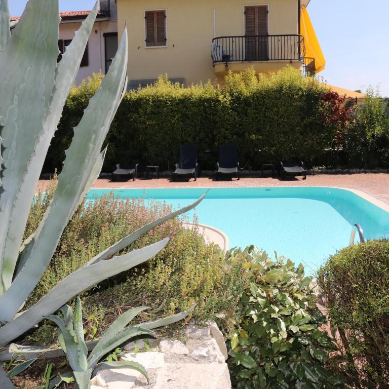 Holiday apartment near the lake, shared swimming pool - Three-Bedroom Vacation Home - 24