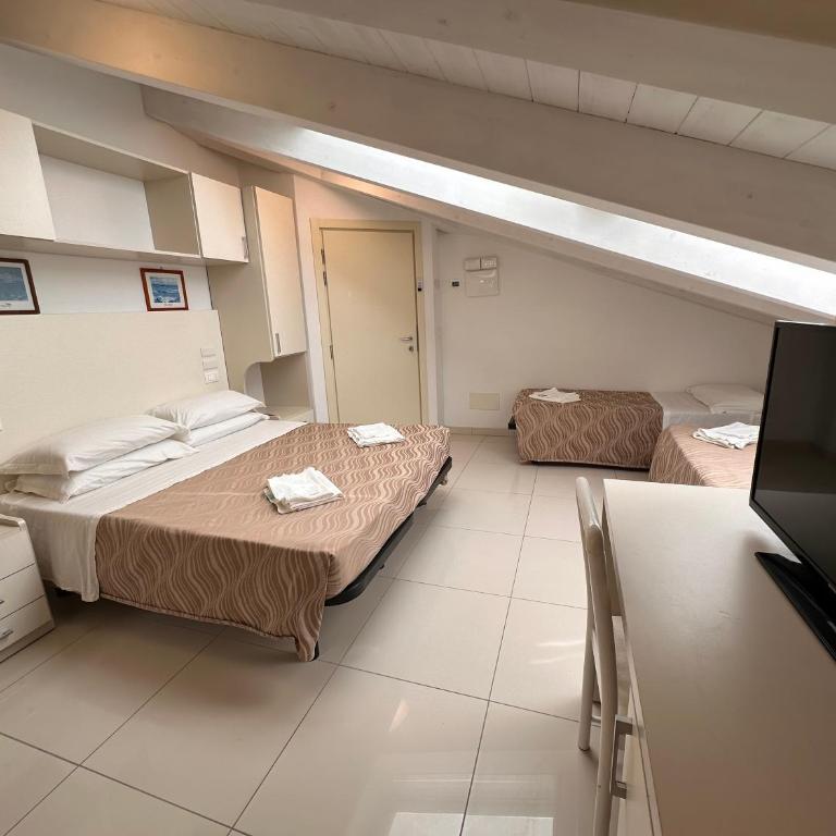 Hotel Leoni - Camera Familiare con Bagno Privato - 1