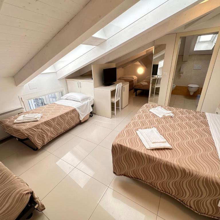 Hotel Leoni - Camera Familiare con Bagno Privato - 2