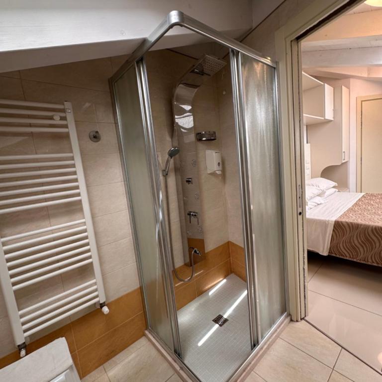 Hotel Leoni - Camera Familiare con Bagno Privato - 3