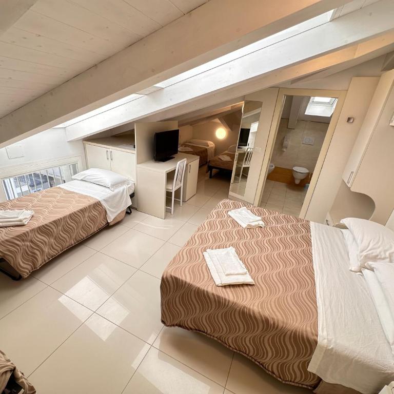 Hotel Leoni - Camera Familiare con Bagno Privato - 4