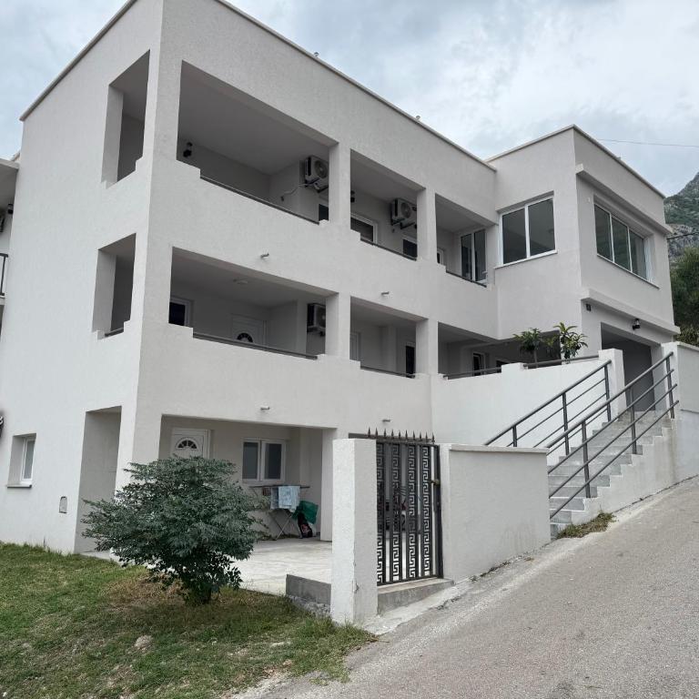 Stan Sutomore - One-Bedroom Apartment - 1