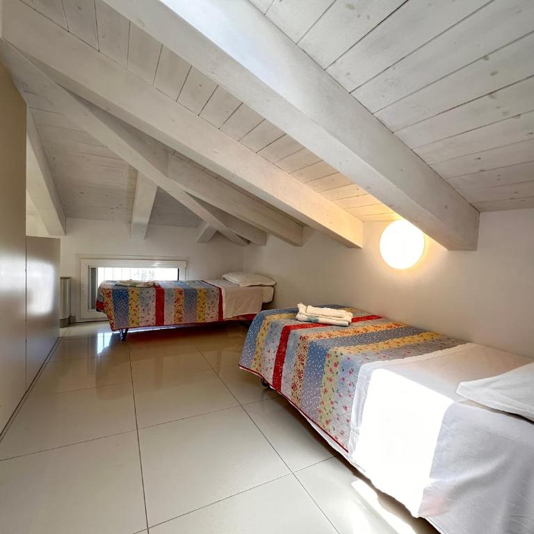 Hotel Leoni - Camera Familiare con Bagno Privato - 2