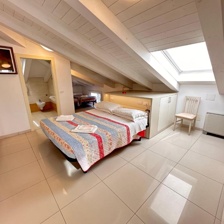 Hotel Leoni - Camera Familiare con Bagno Privato - 3