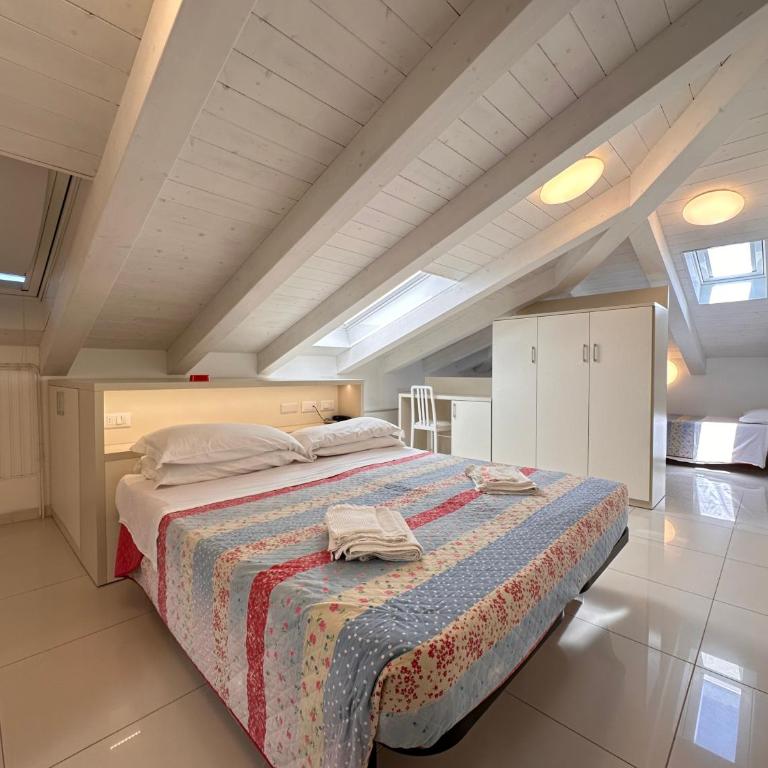 Hotel Leoni - Camera Familiare con Bagno Privato - 1