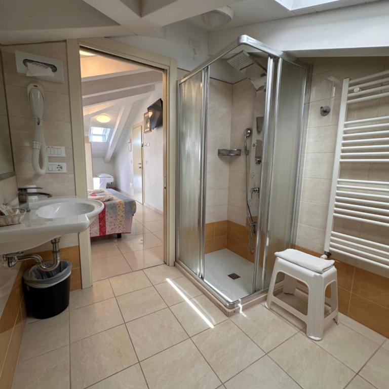 Hotel Leoni - Camera Familiare con Bagno Privato - 6