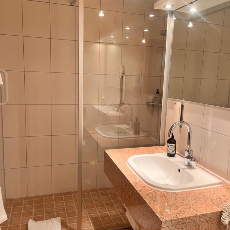 großes Doppelzimmer in Hotel im Herzen von Inzell - Apartment mit 1 Schlafzimmer - 4