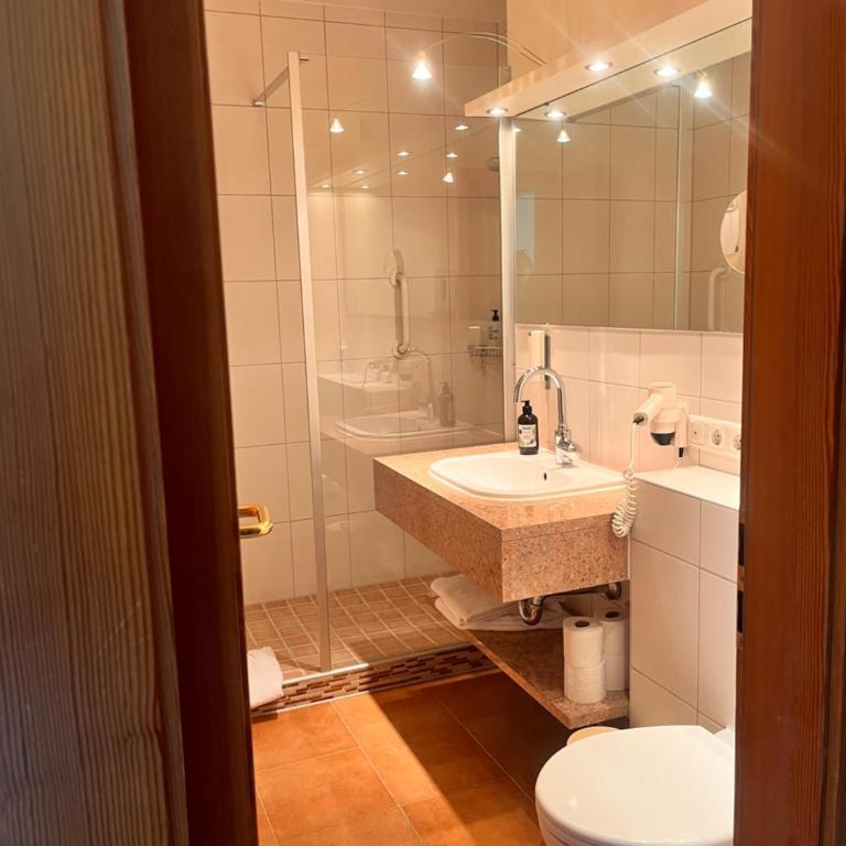 großes Doppelzimmer in Hotel im Herzen von Inzell - Apartment mit 1 Schlafzimmer - 7