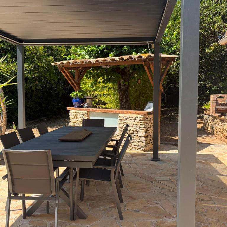 Villa de standing avec piscine à débordement, jacuzzi et jardin à 5 min du centre de Nîmes - Villa con 3 Camere da Letto - 53