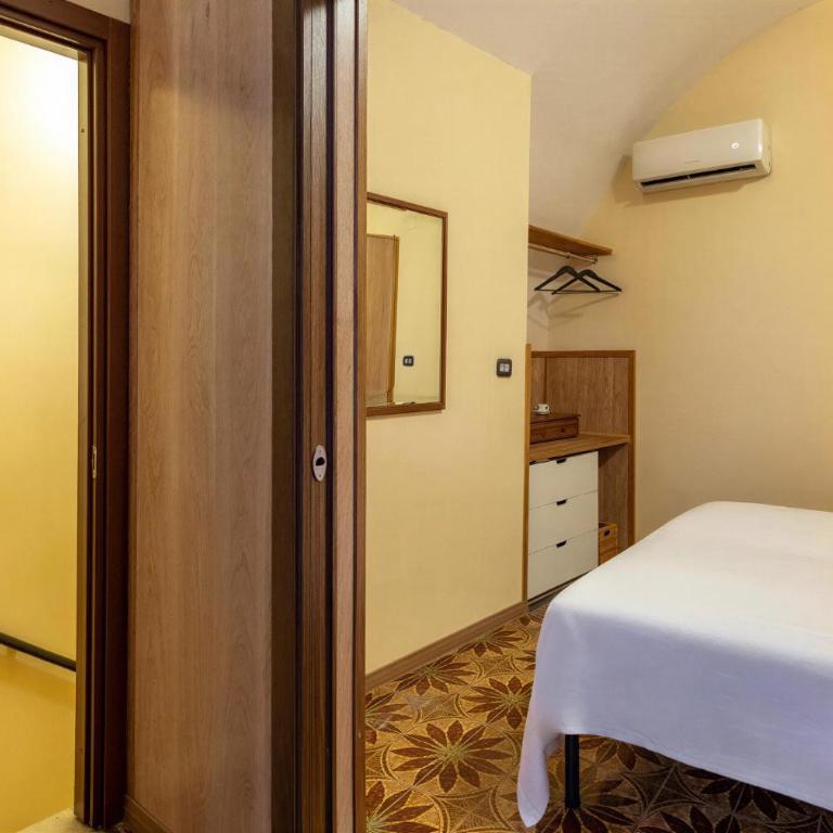 Napoli centro, dimora storica con mura greche - Appartamento Deluxe con 2 Camere da Letto - 19
