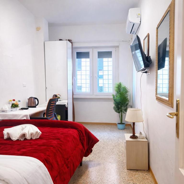 NEXT Palace - Camera Singola con Bagno in Comune - 5