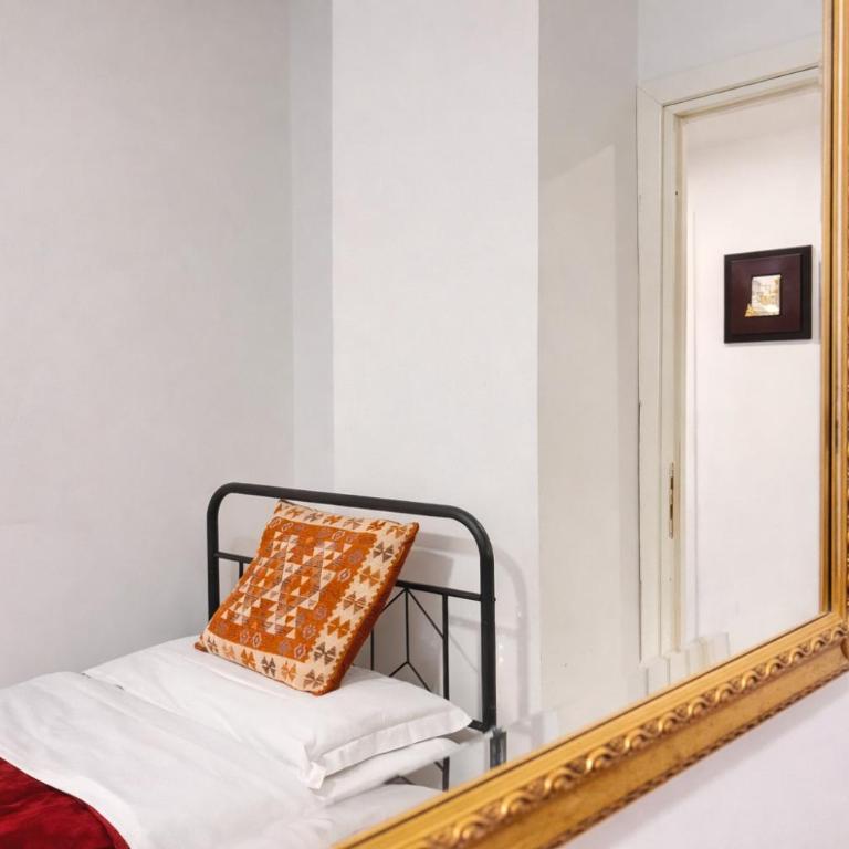 NEXT Palace - Camera Singola con Bagno in Comune - 2