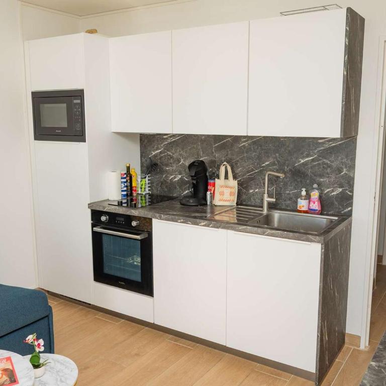 Appartement moderne avec climatisation, balcon et parking - FR-1-696-63 - Apartment - 9