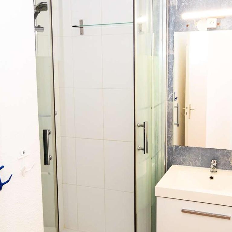Appartement moderne avec climatisation, balcon et parking - FR-1-696-63 - Apartment - 14