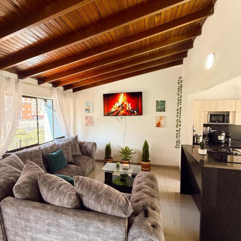 Apartamento amplio para grupos, a pasos del Estadio Atanasio - Laureles - Three-Bedroom Apartment - 1