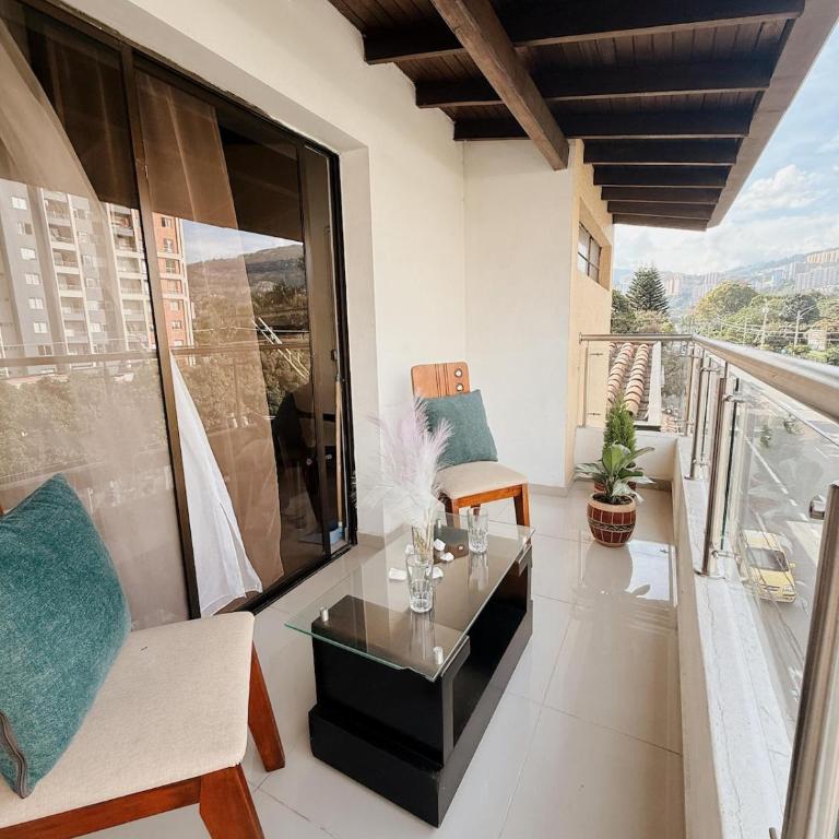 Apartamento amplio para grupos, a pasos del Estadio Atanasio - Laureles - Three-Bedroom Apartment - 9