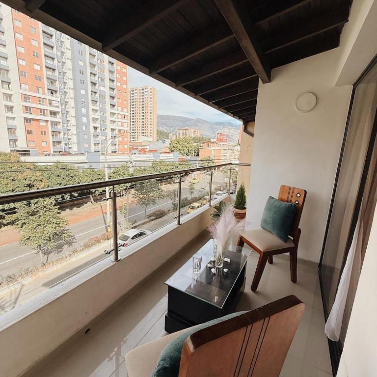 Apartamento amplio para grupos, a pasos del Estadio Atanasio - Laureles - Three-Bedroom Apartment - 10