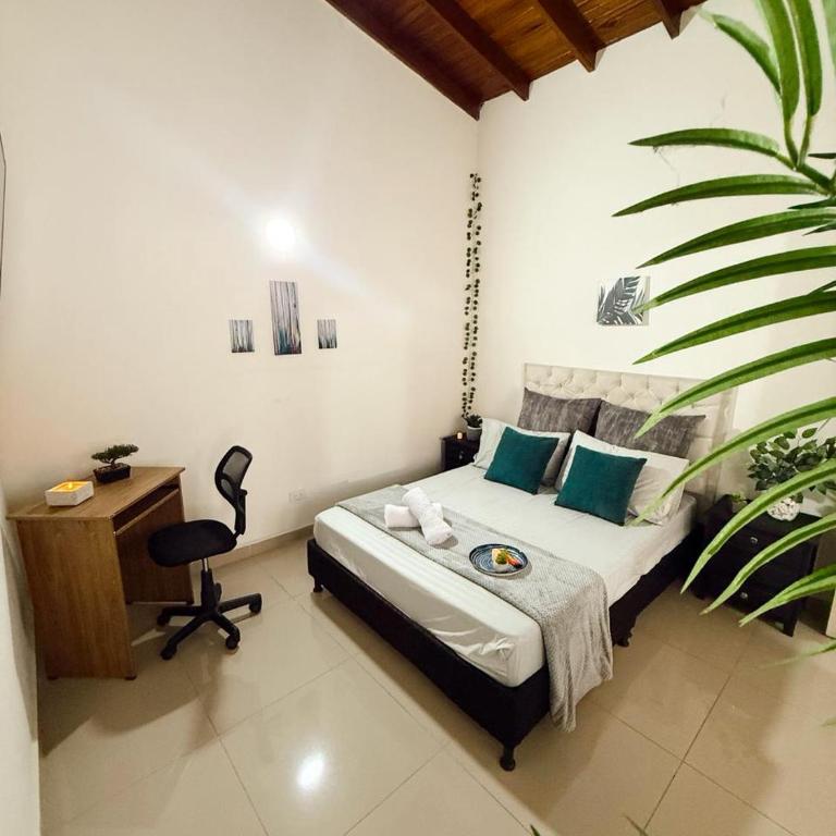 Apartamento amplio para grupos, a pasos del Estadio Atanasio - Laureles - Three-Bedroom Apartment - 11