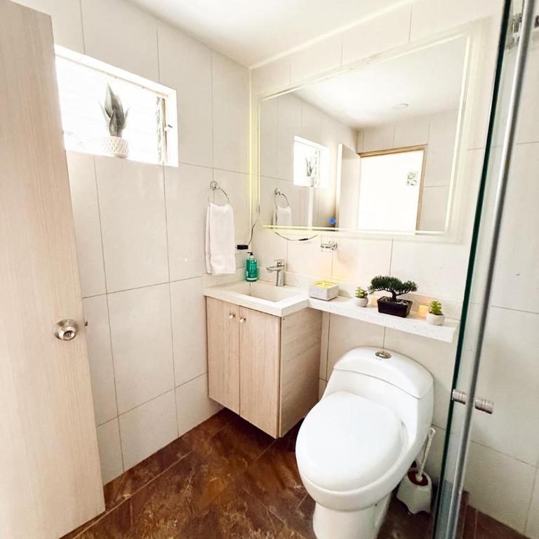Apartamento amplio para grupos, a pasos del Estadio Atanasio - Laureles - Three-Bedroom Apartment - 12