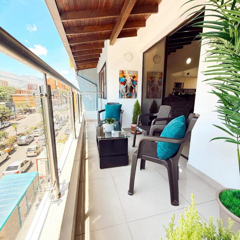 Apartamento amplio para grupos, a pasos del Estadio Atanasio - Laureles - Three-Bedroom Apartment - 14