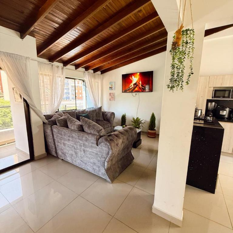 Apartamento amplio para grupos, a pasos del Estadio Atanasio - Laureles - Three-Bedroom Apartment - 16